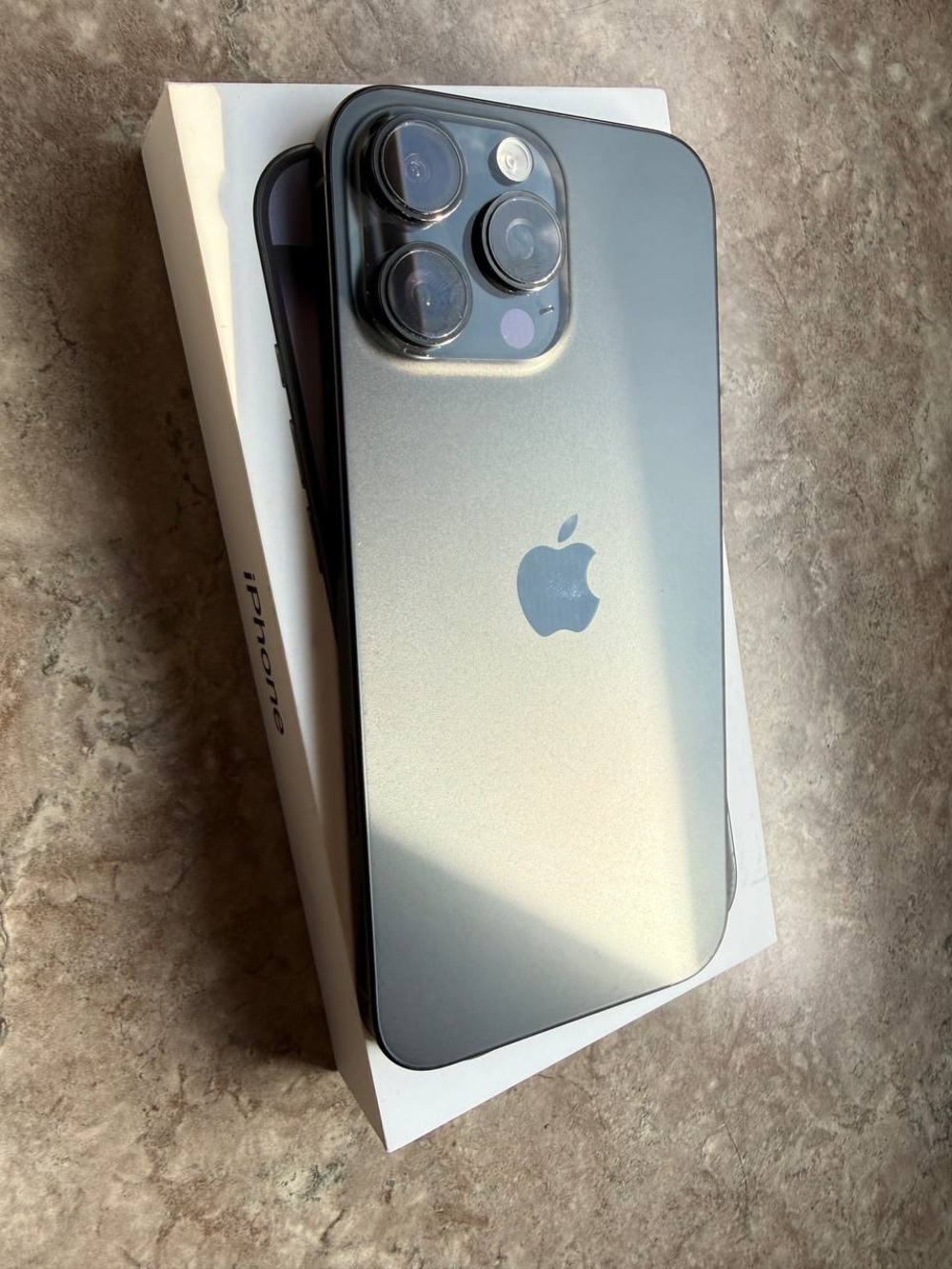 iPhone 16 Pro Max 256GB – Excellent Condition (+ 4 Cases)